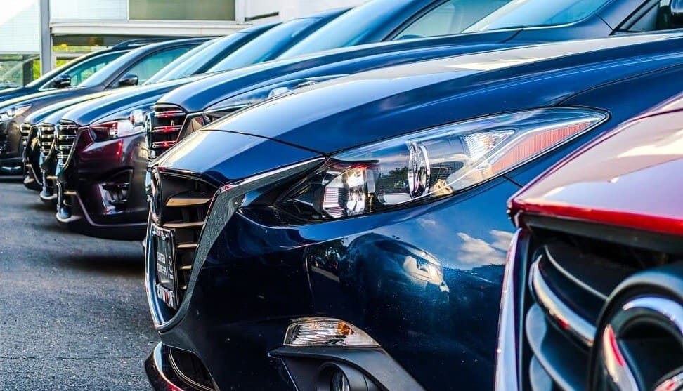 Firmenfahrzeuge in einer Reihe